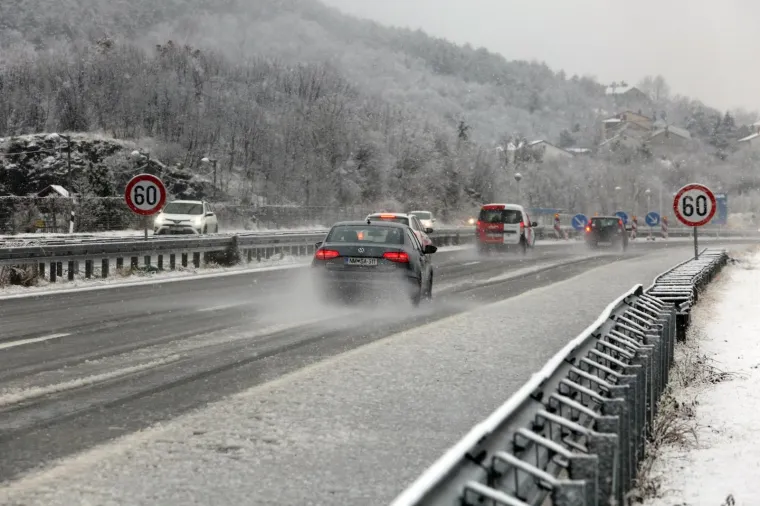 SNIJEG ZATRPAO AUTOCESTU A6: Na dionici Rijeka-Zagreb zimski uvjeti, mećava otežava promet