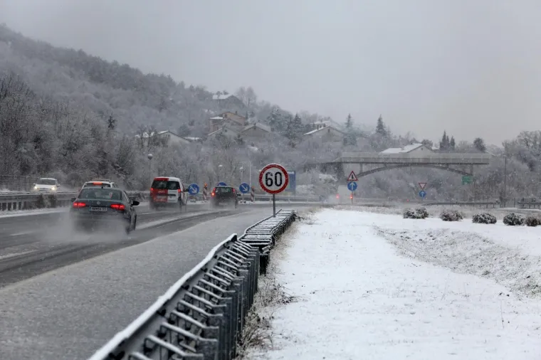 SNIJEG ZATRPAO AUTOCESTU A6: Na dionici Rijeka-Zagreb zimski uvjeti, mećava otežava promet