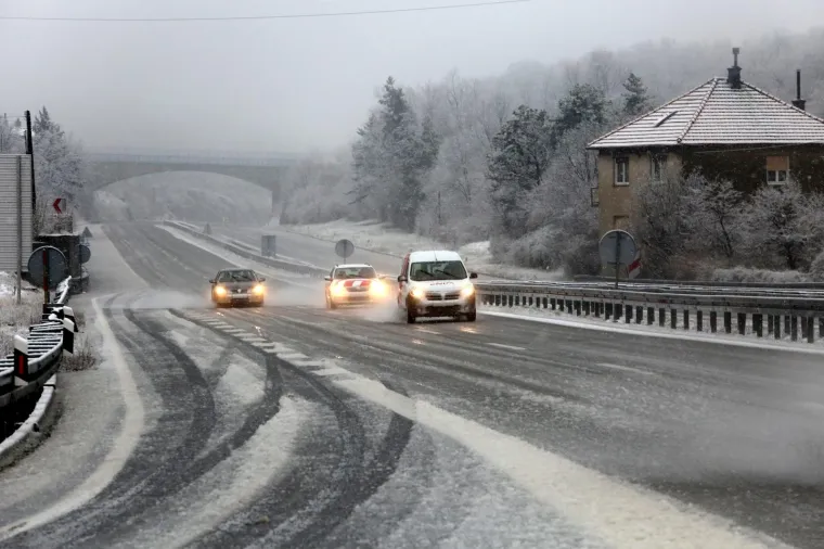 SNIJEG ZATRPAO AUTOCESTU A6: Na dionici Rijeka-Zagreb zimski uvjeti, mećava otežava promet