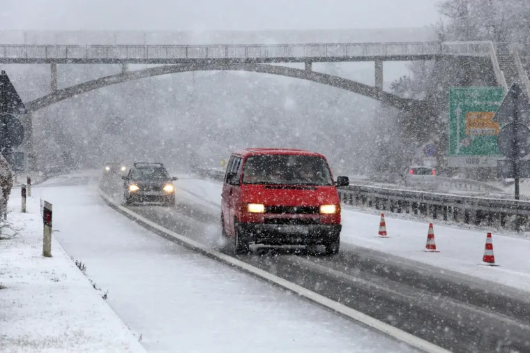 Gust snijeg koji pada u okolici Rijeke usporava promet na autocesti A6 Rijeka-Zagreb.