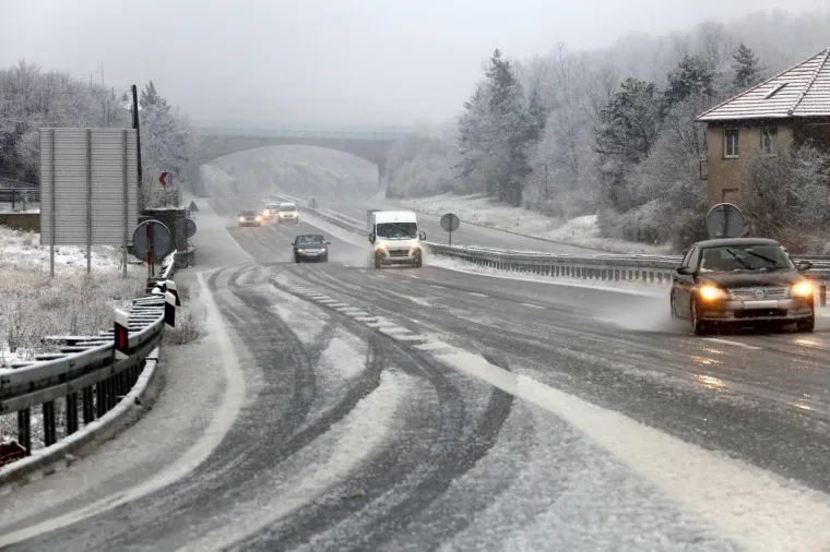 SNIJEG ZATRPAO AUTOCESTU A6: Na dionici Rijeka-Zagreb zimski uvjeti, mećava otežava promet
