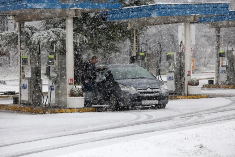 SNIJEG ZATRPAO AUTOCESTU A6: Na dionici Rijeka-Zagreb zimski uvjeti, mećava otežava promet