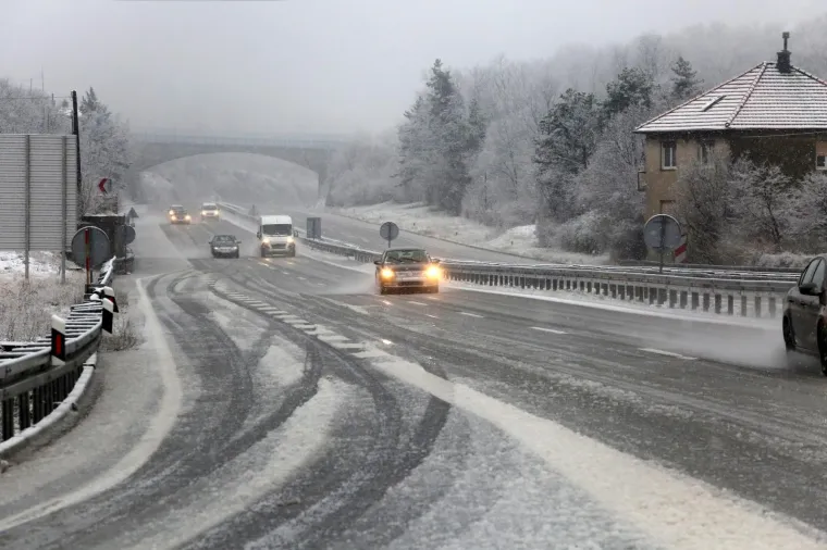 SNIJEG ZATRPAO AUTOCESTU A6: Na dionici Rijeka-Zagreb zimski uvjeti, mećava otežava promet