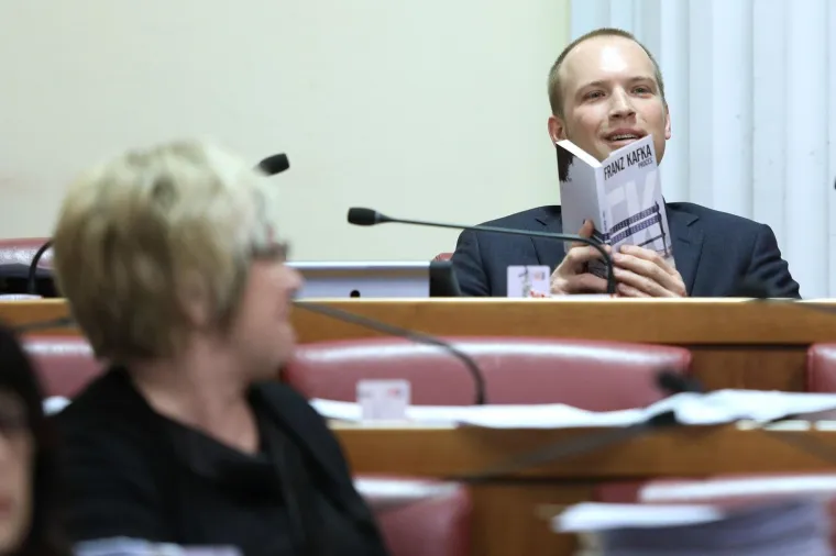Tomislav Saucha je kao prikladno &scaron;tivo za kratiti vrijeme u Saboru  odabrao Proces Franza Kafke.
photo: Patrik Macek/PIXSELL