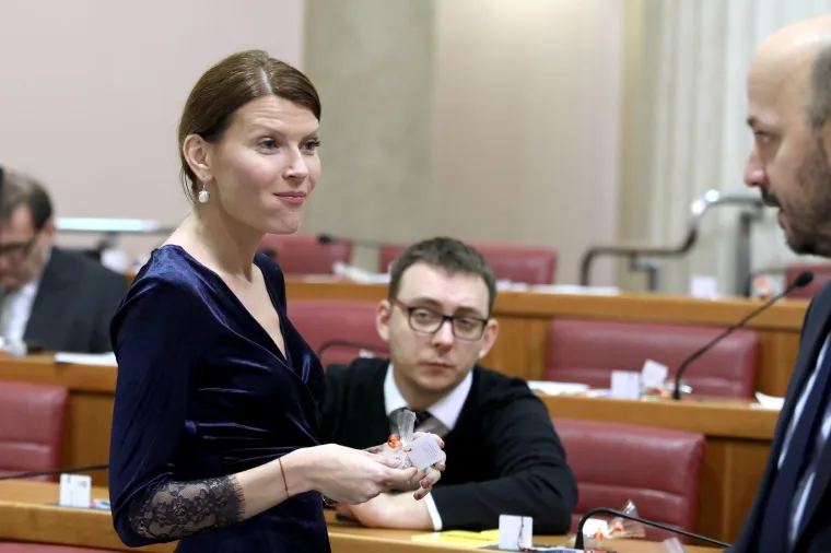 Prije početka sjednice u Saboru, zastupnici su dobili slatki&scaron;e. Sabina Glasovac, Gordan Maras. 
Photo: Patrik Macek/PIXSELL