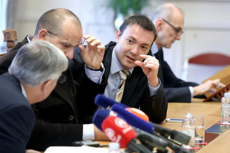 Razgovor Željka Reinera i Arsena Bauka prije pocetka sjednice. 
Photo: Patrik Macek/PIXSELL