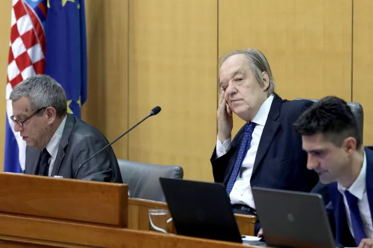 Nakon &scaron;to je jučera&scaron;nja sjednica zavr&scaron;ila kasno, potpredsjednik Furio Radin se za vrijeme stanke koju su zatražili zastupnici trudio održati koncentraciju. 
Photo: Patrik Macek/PIXSELL