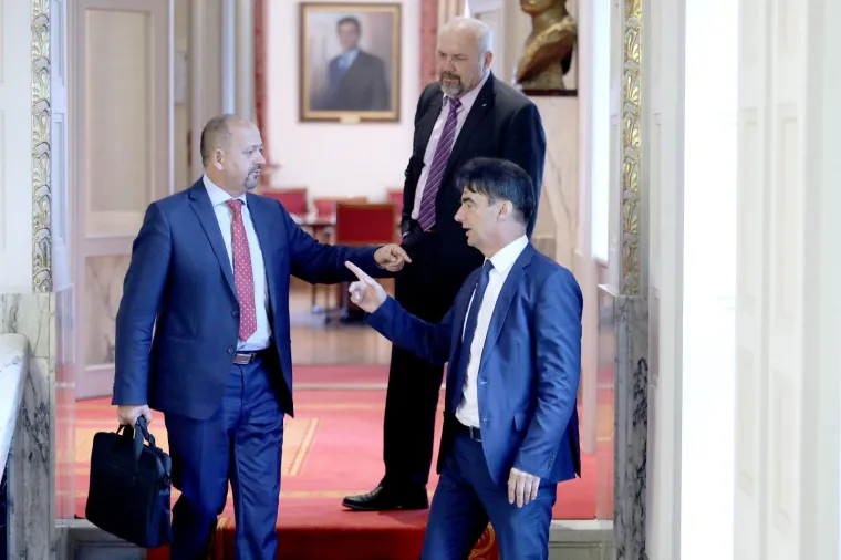 Silvano Hrelja, Ivan Lovrinović i Branko Grčić razgovaraju ispred sabornice. Photo: Patrik Macek/PIXSELL