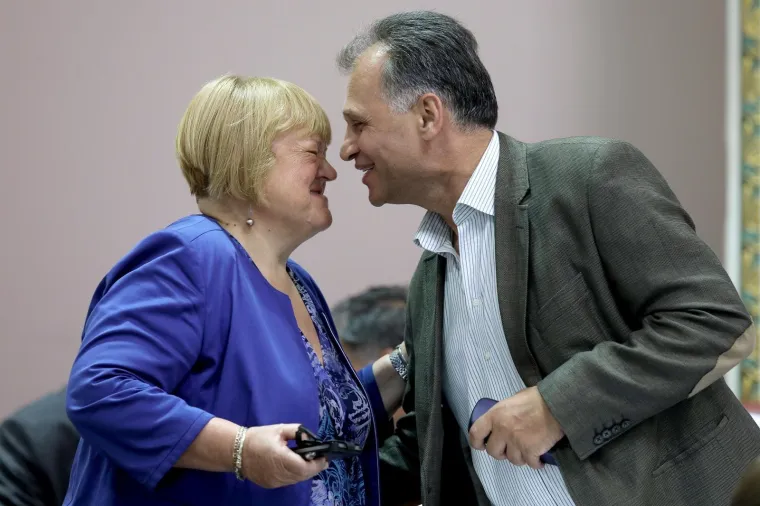 Srdačan pozdrav Anke Mrak Tarita&scaron; i Veljka Kajtazija prije početka sjednice. 
Photo: Patrik Macek/PIXSELL