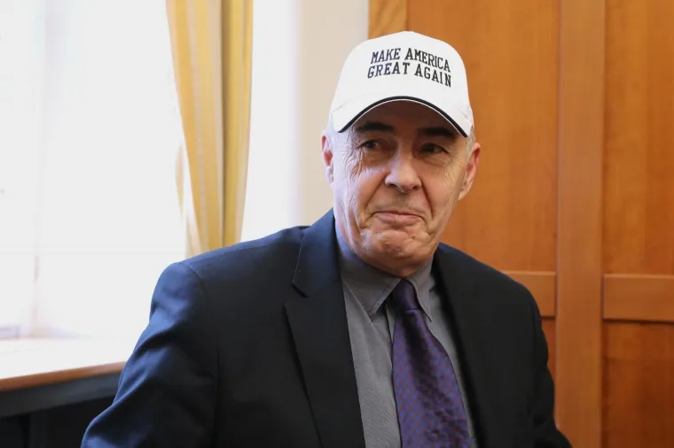 Zastupnik Željko Glasnović u Saboru se pojavio s kapom iz kampanje Donalda Trumpa. 
Photo: Patrik Macek/PIXSELL