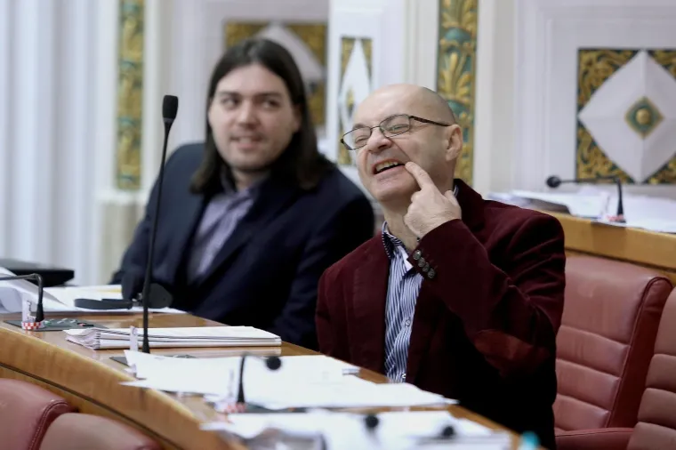 Zastupnik Goran Aleksić prati raspravu.
Photo: Patrik Macek/PIXSELL