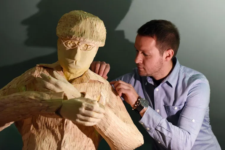 15.11.2017., Podturen - Tomislav Horvat izrađuje skulpture od &scaron;ibica. Od stotina tisuća &scaron;ibica izradio je skulpture Al Pacina, Mozarta a najnoviju skulpturu nazvao je Iseljenik koja je napravljena od preko  50 000 &scaron;ibica.