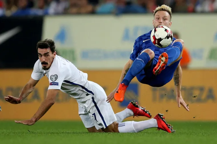 12.11.2017., stadion Georgios Karaiskakis, Pirej, Grčka - Druga utakmica dodatnih kvalifikacija za odlazak na Svjetsko prvenstvoi 2018. godine u Rusiji, Grčka - Hrvatska. Lazaros Christodoulopoulos, Ivan Rakitić.