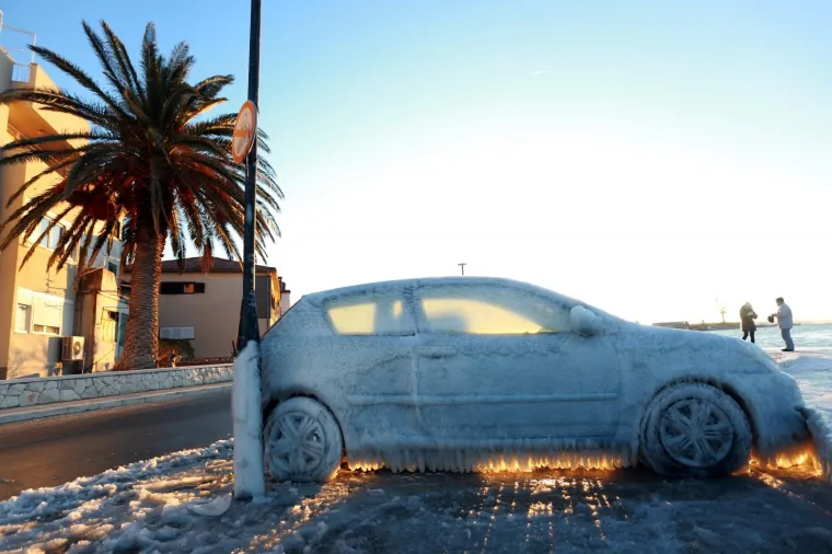 07.01.2017., Vranjic - Zbog jake bure i niske temperature more je zaledilo sve uz obalu pa tako i automobil koji je vlasnik ostavio na nezgodnom mjestu.