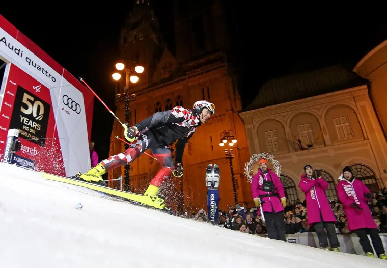 04.01.2017., Zagreb - Ivica Kostelic spustio se skijaskom stazom u Bakacevoj ulici od katedrale do Trga bana Jelacica gdje je izvukao startni broj za sutrasnju slalomsku utrku Audi FIS Svjetskog skijaskog kupa Snow Queen Trophy na Sljemenu.