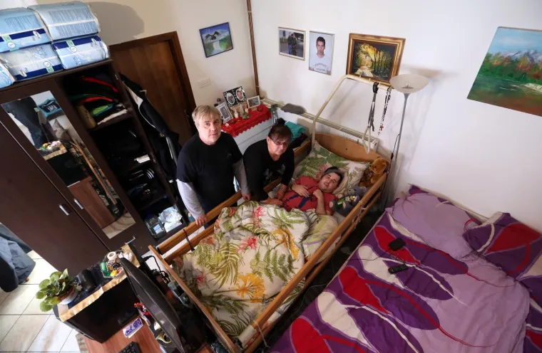 14.01.2017., Krapinske Toplice - Obitelj Ferenčić koja se prije nekoliko godina doselila u Krapinske Toplice, prati zla kob. Stariji sin poginuo je u prometnoj nesreći pri padu s motora, &scaron;to je psihički slomilo supruga koji je  od tadana liječenju. Nedugo zatim i mlađi sin stradava u prometnoj nesreći  i ostaje nepokretan. Gospođa Ferenčić danonoćno brine o sinu i suprugu. Žive u dvadesetak kvadrata podstanarskog stana te im nedostaju osnovna sredstva za život.