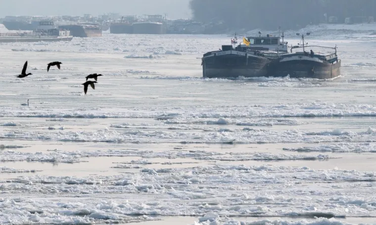 10.01.2017., Novi Sad, Srbija - Na cijelom toku Dunava kroz Srbiju, led u pokretu pokriva vodenu povr&scaron;inu od 50% do 100%, a na pojedinim mestima led stoji i zbog toga se provode mjere izvanredne obrane od leda.