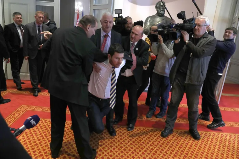 20.01.2017., Zagreb - Djelatnici saborske straže iznijeli su Ivana Pernara iz sabornice. Naime, potpredsjednik Sabora Željko Reiner prekinuo je sjednicu nakon &scaron;to je prethodno dva puta opomenuo Ivana Pernara zbog ometanja sjednice te mu naredio da napusti sabornicu. Kako se Pernar oglu&scaron;io na to pozvani su djelatnici saborske straže.