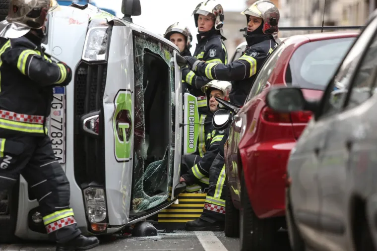 24.02.2017., Zagreb - Vozilo taxi Cammea prevrnulo se u Tratinskoj ulici kod broja 17. Hitna pomoć i vatrogasci iz automobila su izvlačili zarobljenog putnika. Tramvajski promet blokiran je u oba smjera.