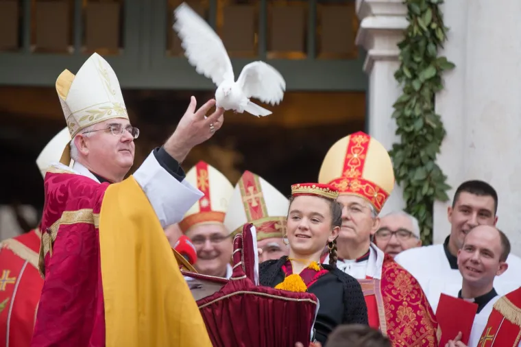 02.02.2017.,  Dubrovnik - Pu&scaron;tanjem golubica i podizanjem parceva barjaka pokraj stuba crkve svetog Vlaha, svečano je  otvorena 1045. Festa dubrovackog sveca za&scaron;titnika.