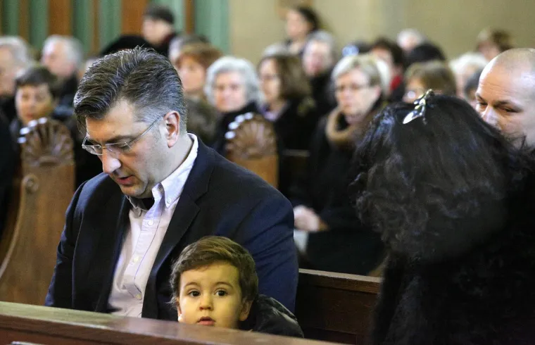 05.02.2017., Zagreb - Predsjednik Vlade RH Andrej Plenković, zajedno s obitelji, prisustvovao je na misi u crkvi sv. Blaža povodom zavrsetka najveće proslave sv. Blaža u sjevernoj Hrvatskoj. Na kraju misnog slavlja održan je obred blagoslova grla za zdravlje glasnica.