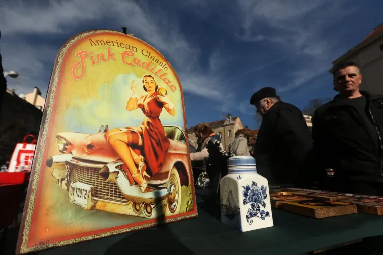 05.02.2017., Zagreb - Toplo i sunčano vrijeme privuklo je velik broj posjetitelja tradicionalnog sajma starina na Britanskom trgu. Među već stalnim posjetiteljima i ljubiteljima starina, sajam je postao i turisticka atrakcija Zagreba, pa nije čudno vidjeti i turiste iz dalekih  zemalja koji satima uživaju u antikvitetima i izloženim predmetima.