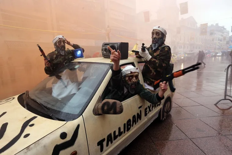 11.02.2017., Rijeka - Maskarani auto-rally Pariz-Bakar prolazi riječkim Korzom.