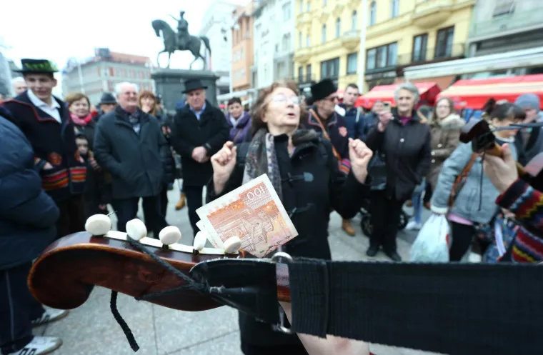 11.02.2017., Zagreb - Na Trgu bana Jelačića predstavljeno je 50. Sokačko sijelo, gdje su Slavonci svojim no&scaron;njama, plesom, raznolikom gastronomskom ponudom, kulenom i rakijom zabavljali prolaznike.