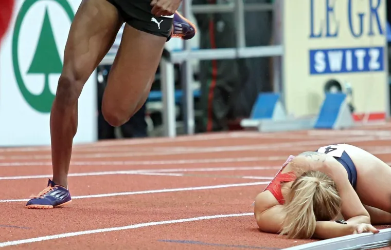 03.03.2017., Beograd - Kombank Arena, 34. Europsko atletsko prvenstvo u dvorani. Kvalifikacije, 400 metara-žene. Čehinja Rosolova Denisa doživjela je nezgodan pad te su morali intervenirati liječnici.
Photo: Sanjin Strukic/PIXSELL