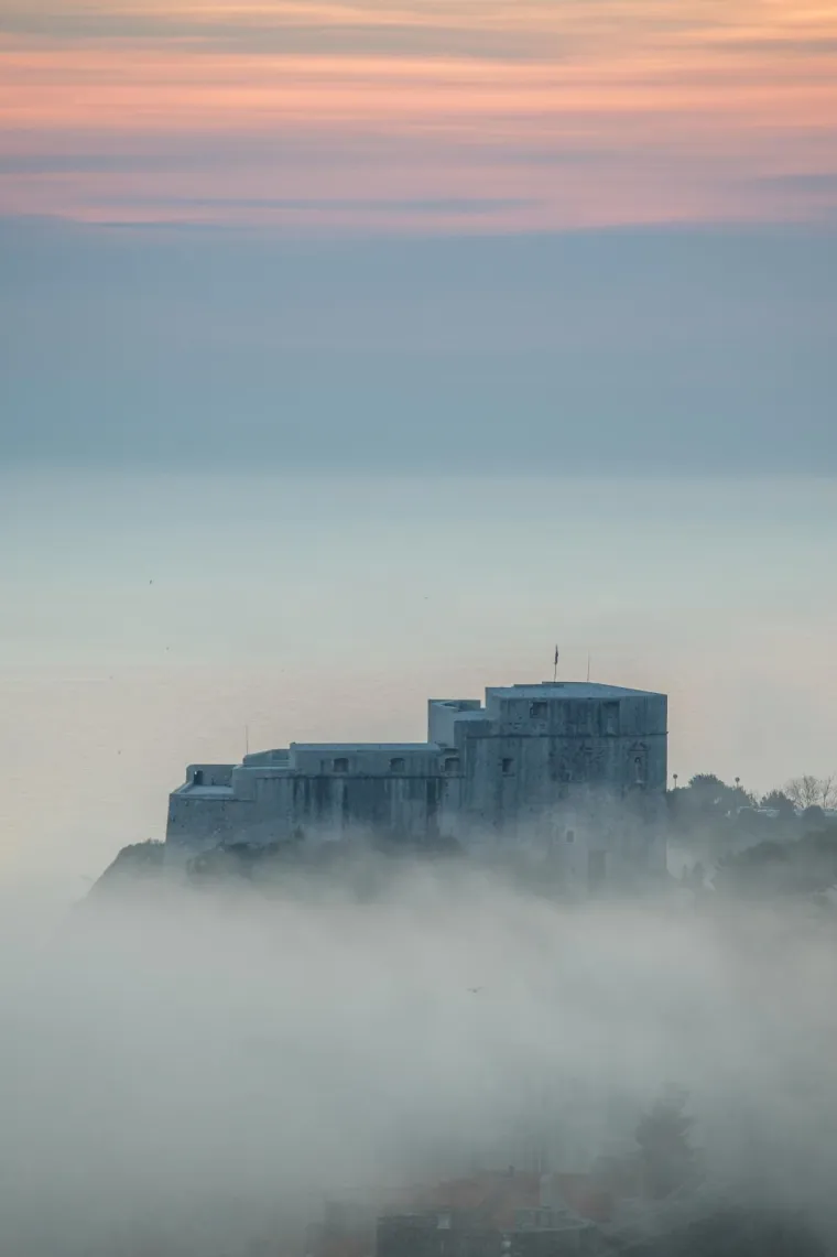 22.03.2017., Stara gradska jezgra, Dubrovnik - Naglo proljetno zatopljenje podiglo je maglu na moru i djelomično na kopnu skrivajući grad gospara.