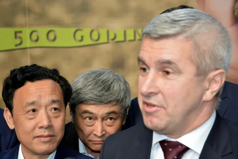 31.03.2017., Bjelovar, Gudovac - Otvoren je trodnevni jubilarni 20. Proljetni međunarodni bjelovarski sajam na sajamskom prostoru u Gudovcu. Nastupa oko 500 izlagača iz 15-ak zemalja, koji su izložili pojloprivrednu mehanizaciju i strojeve, te sve ostalo vezano za proljetnu sjetvu. No, sajam nudi i druge zanimljivosti. Manifestaciju je otvorio, a potom i obi&scaron;ao državni tajnik Tugomir Majdak u pratnji suradnika, te domaćina, a to su bili Davorin Posavac, direktor Bjelovarskog sajma, Damir Bajs, bjelovarsko-bilogorski župan, te Antun Koru&scaron;ec gradonacelnik  Bjelovara. Međutim otvorenje je proteklo u znaku visoke kineske delegacije, koja je obi&scaron;la sajam i sklopila brojne poslove, a ujedno je i potpisala i sporazum o poslovnoj suradnji na razini države.