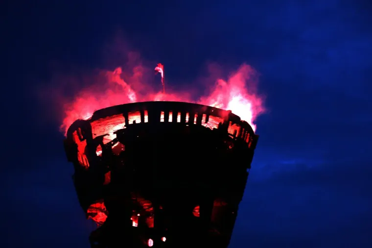 11.04.2017., Vukovar - Predstavnici navijackih udruga položili su vijence i zapalili svijeće na spomen domu Ovčara i memorijalnom groblju Vukovar. Večer su obilježili paljenjem bengalki na vukovarskom vodotornju.
