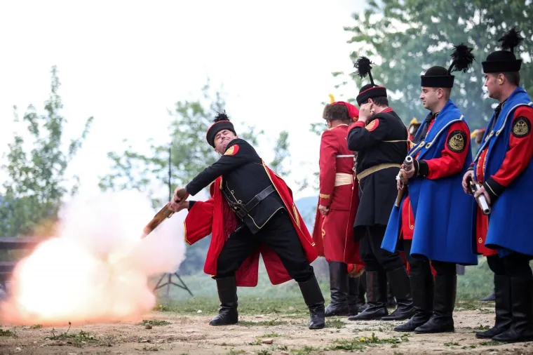 17.04.2017., Desinić - Brojni kubura&scaron;i iz Hrvatskog zagorja na manifestaciji Uskrsni ponedjeljak u Velikom Taboru pokazali su kako se puca iz kubura na crni barut.