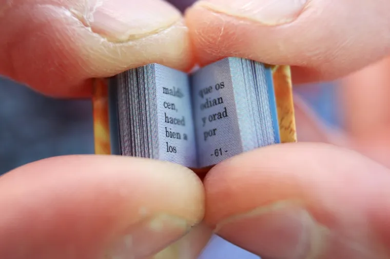 21.04.2017., Osijek - Mirela Vukman prije deset godina posjetila je Jeruzalem te je kupila Bibliju za uspomenu i od tada sakuplja Biblije. Posjeduje jednu od najmanjih Biblija u Hrvatskoj koju je dobila iz &Scaron;panjolske, a ona se sastoji od četiri male knjižice u kojima su tiskana četiri evanđelja.