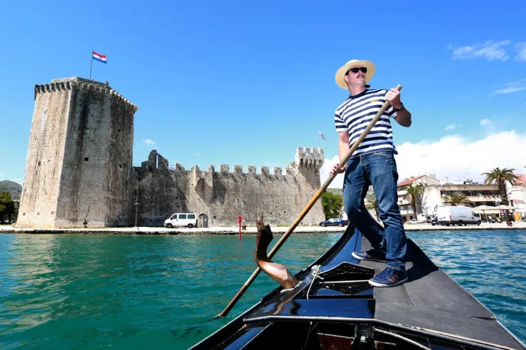 10.05.2017., Trogir - Mladi poduzetnik Damir Mi&scaron;etić vozi turiste u venecijanskoj gondoli trogirskim kanalom. 
Njegova gondola duga je 11 metara, te&scaron;ka oko 600 kila, venecijanska, originalna, s bogatim masivnim ukrasima na bokovima. I prva je koja vozi hrvatskim morem i rijekama.