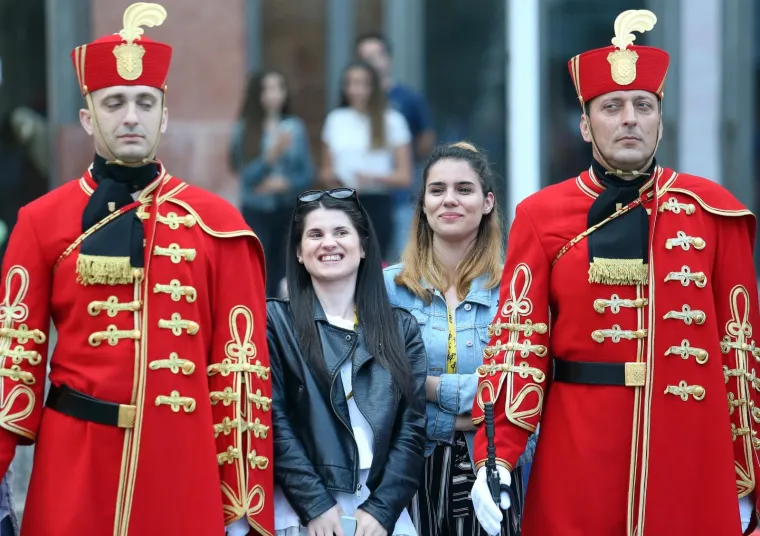 24.05.2017., Zagreb - Na Trgu bana Josipa Jelačića veliku pažnju privukao je odred Počasne satnije koji se uvježbavao za vikend program te se fotografirao sa transparentom: Zajedno za Hrvatsku bez mina.