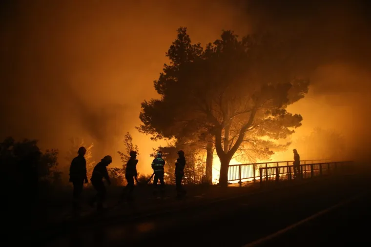 19.06.2017., Makarska - Vatrogasci gase požar u Gornjim Tučepima. Pokušavaju se obraniti kuće..