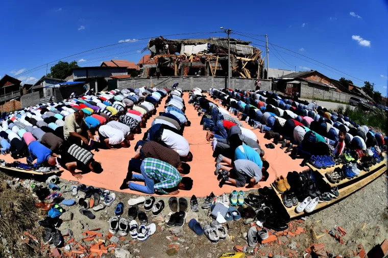 09.06.2017., Beograd, Srbija - Zemun Polje, muslimanski vjernici klanjaju džumu u Zemun Polju ispred sru&scaron;enog bespravno sagrađenog vjerskog objekta-džamije koju je podigla Islamska zajednica. Džamija je sru&scaron;ena 26. svibnja u zoru uz prisustvo jakih policijskih snaga, a unatoč prosvjedima muslimanske zajednice.