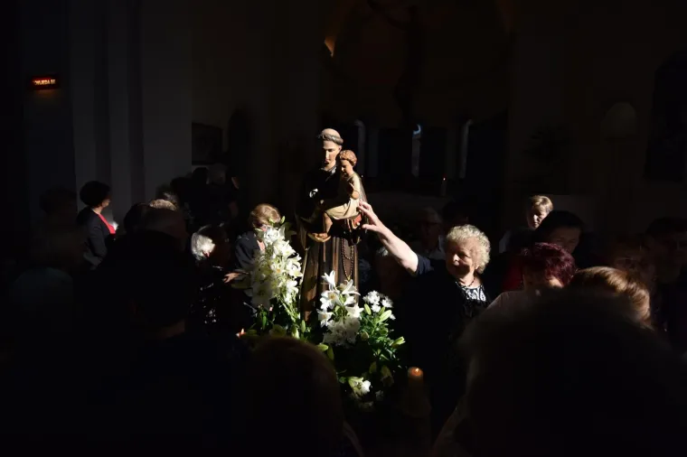 13.06.2017., Knin - Od ranoga jutra vjernici posjećuju crkvu sv.Ante i mole se za&scaron;titniku grada i velikom katoličkom svecu Sv.Anti.