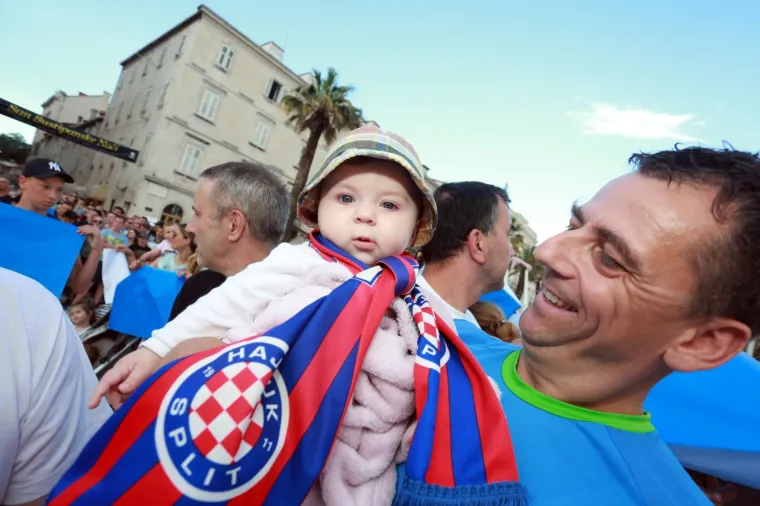 18.06.2017., Split - Udruga Na&scaron; Hajduk na Rivi organizirala program povodom nastavka projekta otkupa dionica "Za sva vrimena".
Tom prilikom &Scaron;ime Strikoman snimio je milenijsku fotografiju navijača Hajduka. 
Petomjesečna Kiara Aviani s tatom Ninom pozirala za milenijsku fotografiju.
