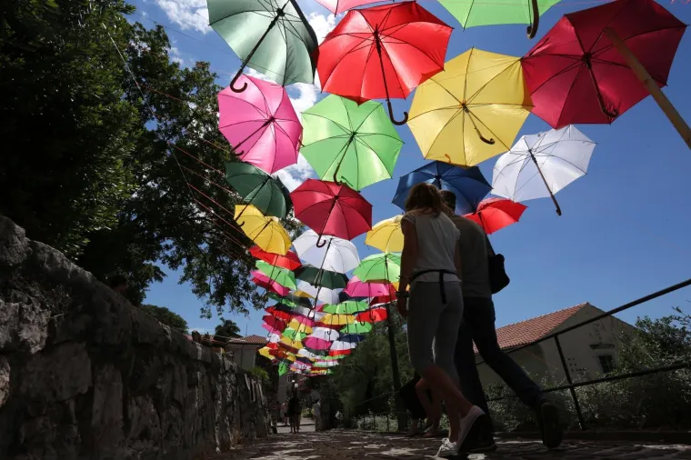 02.07.2017., Rijeka - Izložba likovnih radova na otvorenom "Pul Kastela" 25. godinu za redom  otvorena je na prostoru između Trsatskog svetišta i Trsatske gradine. Umjetnici izlažu svoje radove, a na kraju dana proglašavaju se najbolji radovi.