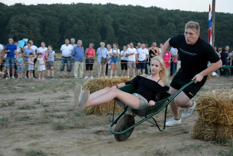 23.07.2017., Bjelovar, Kapela - U Kapeli se obilježavaju Dani Općine Kapela. Tom prigodom održane su neobične zabavne i atraktivne seoske igre, koturanje bala od 300 kg, potom brzinska voznja tačkama (kolicima), te na kraju potezanje užeta. Sveukupno je pobjedila ekipa Donjih Mosti, drugo mjesto su osvojile Božje ovcice iz Kapele, treće mjesto je pripalo ekipi Srednjih Mosti, a četvrti su bili Poljancani. Gledalo ih je i bodrilo 600-tinjak posjetitelja. A na kraju je sve pretvoreno u veliku zajedničku fe&scaron;tu uz ples i pjesmu koja je potrajala do ranih jutarnjih sati. Tijekom kola bilo je najrazigranije kad se stvorio i velik oblak pra&scaron;ine.