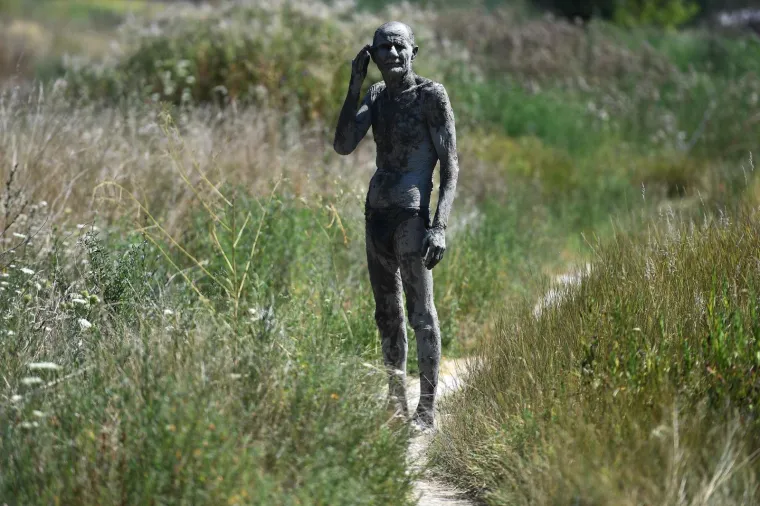 01.08.2017., Ovča, Srbija - Posjetitelji se mažu blatom i kupaju u lječilistu poznatom kao "Kaljava Banja" u naselju Ovča kod Beograda. Voda je pojačano mineralizirana (ima 28 različitih minerala) sa sadržajem sumpora i soli a dolazi iz dubina od vi&scaron;e stotina metara. Ljekovitim blatom i vodom liječe se bolesti vena, reuma, i&scaron;ijas, slabovidost. Mineralna voda se slijeva u udubljenje koje se zove "bazen", na čijim se krajevima stvara ljekovito blato.