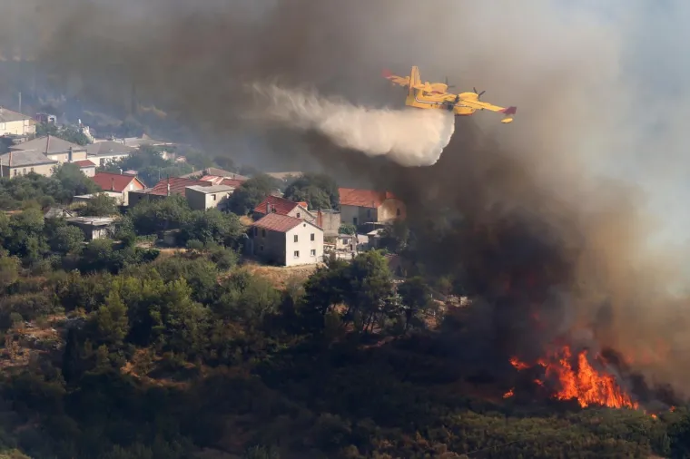 09.08.2017., Klis - Pogled s tvrđave Klis na požariste nedaleko od kuća u Klis Kosi.