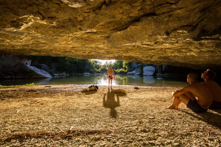 14.08.2017.,  Zarečki Krov - Zarečki krov je prostrana pećina koja podsjeća na krov iznad koje rječica Pazinčica u svom toku stvara desetak metara visok vodopad i jezero skoro deset metara dubine. Jedna je od najzanimljivijih prirodnih atrakcija doline Pazinčice. Nalazi se 3 km od Pazina prema Cerovlju u Hrvatskoj. Svi slapovi na Pazinčici imaju taj karakterističan oblik - pećinu ispod vodopada.
