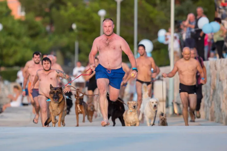 20.08.2017., Crikvenica - Plivačko natjecanje vlasnika i njihovih pasa Underdog 2017. na plaži za pse Monty's dog beach.