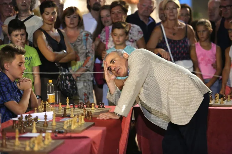 26.08.2017. Crikvenica - &Scaron;ahovski velemajstor Gari Kasparov odigrao simultanku sa 16 igrača.