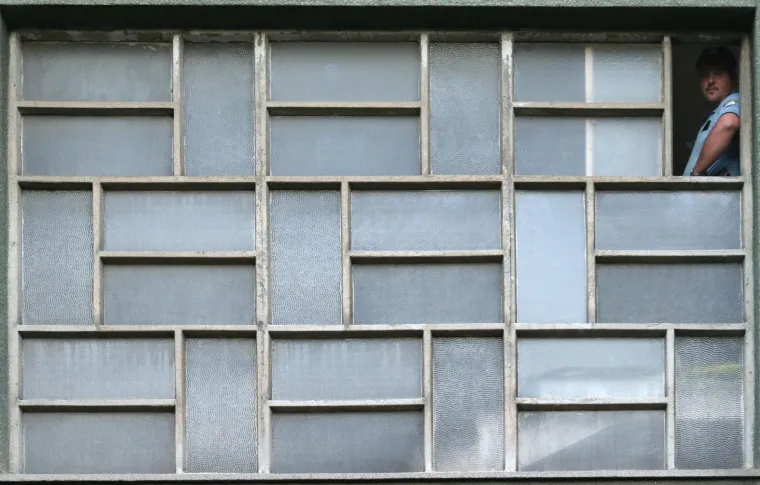 05.09.2017., Zagreb - Vatrogasci javne vatrogasne postaje Centar uspje&scaron;no su ugasili požar u ulici Josipa Hanu&scaron;a 6b te su jednu osamućenu ženu izvukli iz stana gdje ju je na ulici dočekala policija i hitna pomoć.