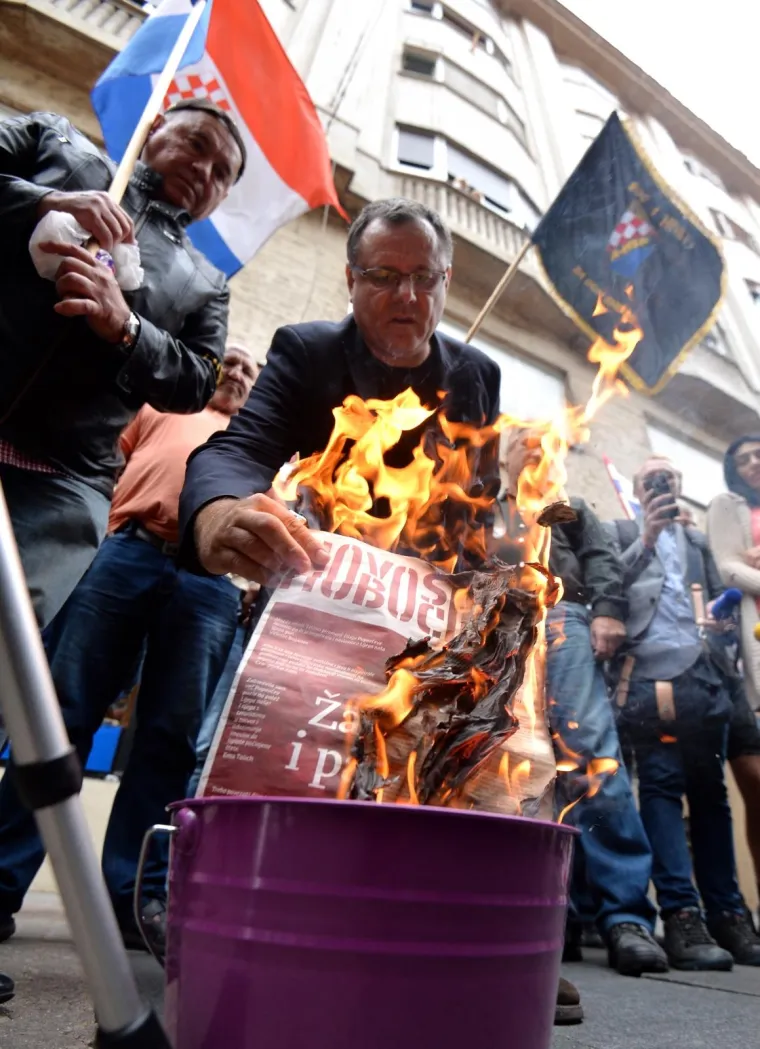 02.09.2017., Zagreb - Članovi Autohtone hrvatske stranka prava okupili se ispred redakcije Novosti i sjedi&scaron;ta Srpskog narodnog vijeća u sklopu prosvjeda pod nazivom Zaustavili smo vas 1991., zaustavit ćemo vas opet. Drazen Keleminec.