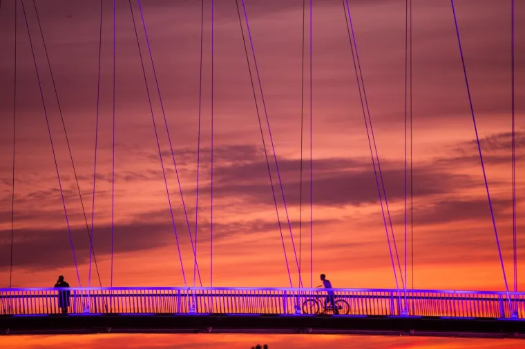 13.09.2017., Osijek - Osječani iskoristili prestanak ki&scaron;e i pro&scaron;etali osvjetljenim pjesačkim mostom.